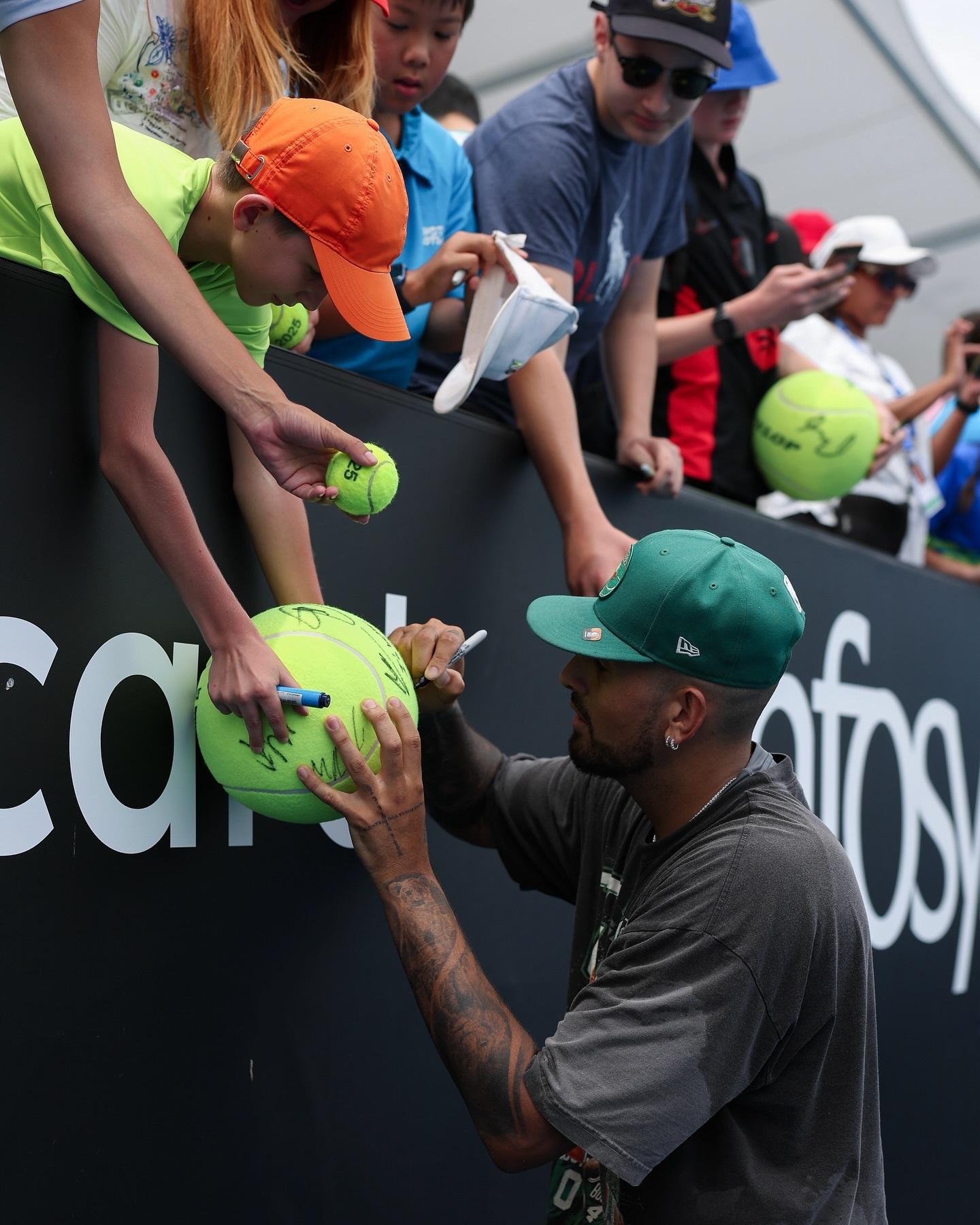 纽卡斯尔发布备战花絮；今晚遗憾出局；欧联任务艰巨；身体对抗强度拉满的简单介绍